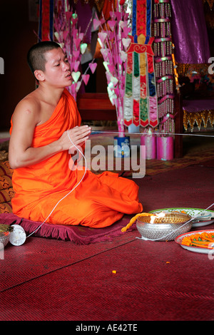 Su Khwan ou Baci cérémonie à Wat Si Muang, Vientiane, Laos. Banque D'Images