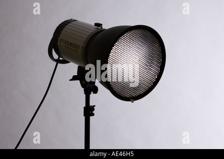Un studio de photographie et tête d'éclairage flash avec réflecteur à l'avant de la grille Banque D'Images