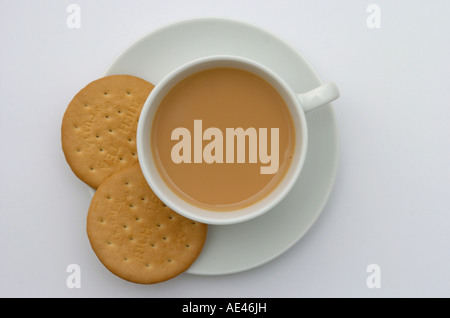 Tasse de thé et biscuits Banque D'Images