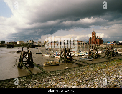 UK Wales Cardiff bateaux amarrés dans la baie de Cardiff à marée basse à l'avant du bâtiment de tête jetée avant la construction de barrage Banque D'Images