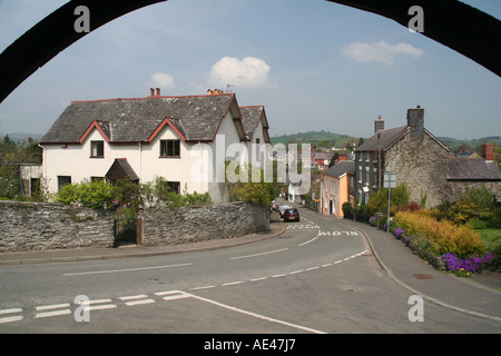 Regardant vers le bas la rue de l'Église, Oisans, Shropshire, de l'Église lychgate. Banque D'Images