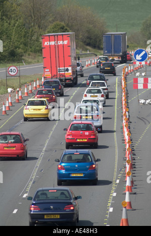 Travaux routiers sur la circulation qui traversent l'autoroute en uk Banque D'Images