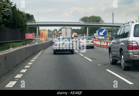Les conducteurs de l'A1 occupé par la conduite des travaux au Royaume-Uni Banque D'Images
