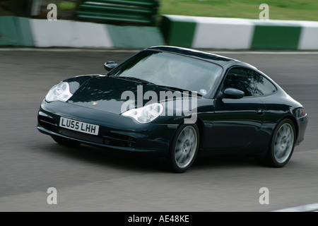 Voiture de sport Porsche 911 sur piste. Banque D'Images