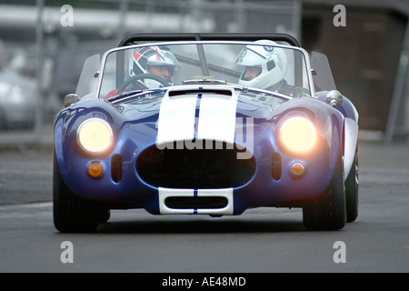 Blue AC Cobra course de voiture de sport sur une piste de course au Royaume-Uni. Banque D'Images