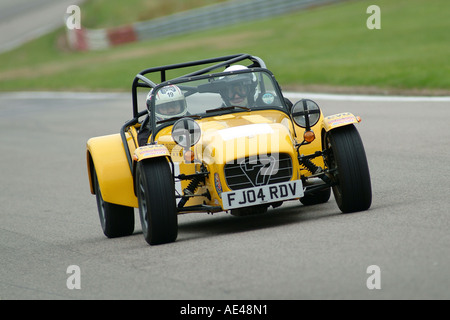 Voiture de sport Yellow Caterham lotus 7 sur piste de course au Royaume-Uni. Banque D'Images