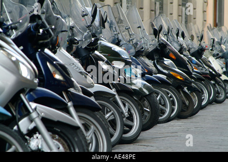 Cyclomoteurs garé dans une rue de Florence Italie Banque D'Images