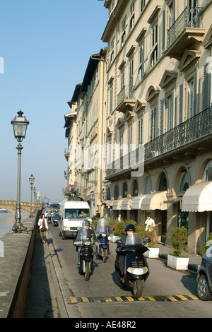 Les gens la trottinette, de la circulation sur une rue de Florence Toscane Italie Banque D'Images