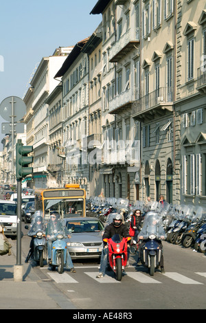 En attente de la circulation à un passage pour piétons dans une rue animée de Florence, Toscane, Italie Banque D'Images