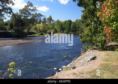 Les eaux froides qui coule doucement de la rivière Tumut originaires de la montagnes enneigées du New South Wales Australie Tumut Banque D'Images