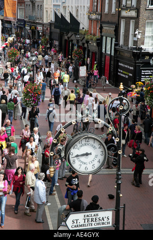 Shoppers dans Grafton Street Dublin Banque D'Images