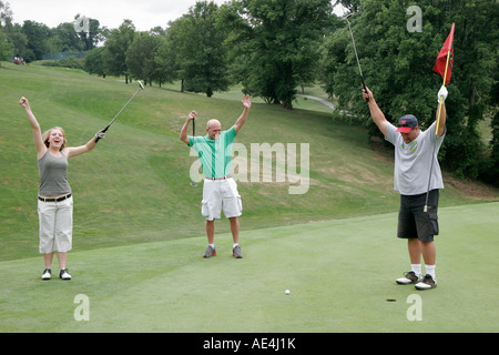 Kentucky,KY,Appalachian State,Bluegrass,Covington,Devou Park Golf course,hommes,femme femme femme,vert,mise,drapeau,OH070728048 Banque D'Images