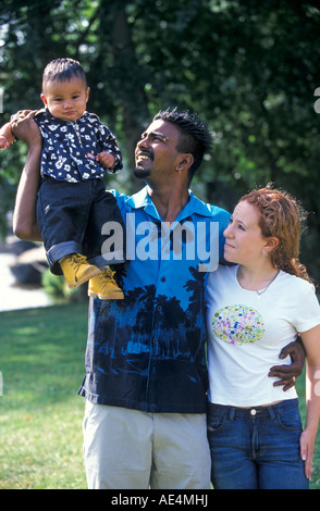 Jeune Couple Mixte Avec Leur Bebe Fils Photo Stock Alamy