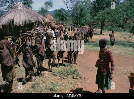 Les jeunes hommes portant des masques de chaîne Pokot à pied après avoir effectué la cérémonie d'initiation SAPANA le nord du Kenya Banque D'Images