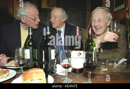 Les hommes à Gordons Wine bar Villiers Street Londres célébrant Banque D'Images