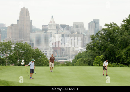 Kentucky,KY,Appalachian State,Bluegrass,Covington,Devou Golf course,Cincinnati Skyline,hommes,golfeurs,green,Putting,OH070728133 Banque D'Images