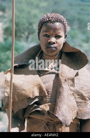 Une jeune femme en robe d'isolement Pokot après avoir été circoncis près de Sigor nord du Kenya Afrique de l'Est Banque D'Images