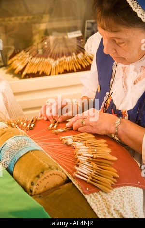 Démonstration de dentelle aux fuseaux Elverhoj Museum Solvang Santa Ynez Valley en Californie Banque D'Images