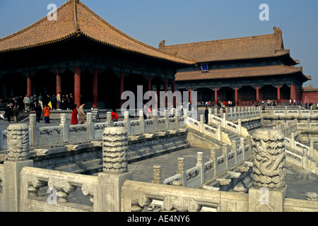 Les touristes d'explorer le palais impérial dans la Cité Interdite, site du patrimoine mondial de l'UNESCO à Beijing, Chine. Banque D'Images