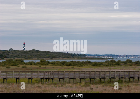 St Augustine Lighthouse seascape avec un pont pour piétons à Anastasia State Park, à Saint Augustine, Florida, USA Banque D'Images