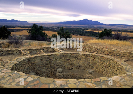 Kiva d'Escalante Pueblo surplombe Sleeping Ute Mountain à Anasazi Heritage Center, sud-ouest du Colorado. Banque D'Images