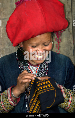Zao rouge couture femme hilltribe Ta Phin village près de Sapa resort ville au nord Vietnam Banque D'Images