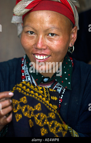 Hilltribe Zao rouge couture femme à la main Ta Phin village près de Sapa resort ville au nord Vietnam Banque D'Images