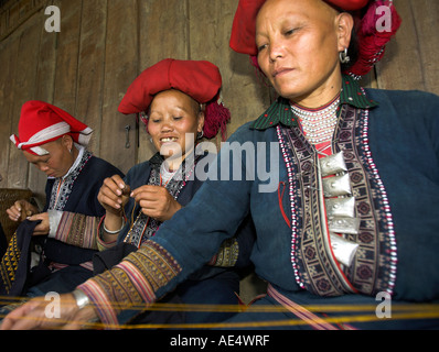Hilltribe Zao rouges couseuses et travailler avec la laine Ta Phin village près de Sapa resort North Vietnam Banque D'Images