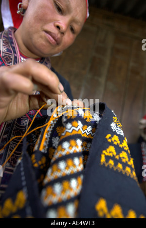 Zao rouge femme hilltribe Ta Phin village près de la ville de Sapa Vietnam du Nord Banque D'Images