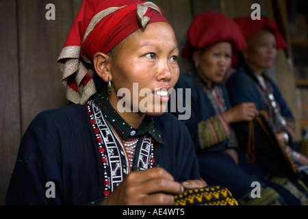 Zao rouge couture femme hilltribe Ta Phin village près de Sapa Vietnam du Nord Banque D'Images