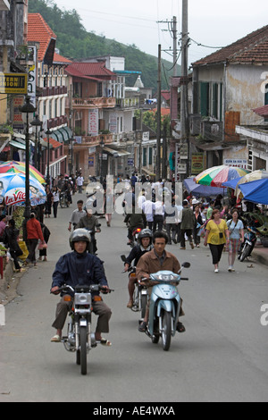 Rue principale de Sapa populaires auprès des touristes pour la randonnée et de l'artisanat et des tribus du nord Vietnam Banque D'Images