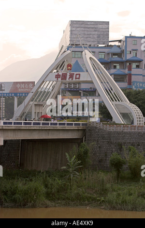 Pont-route entre Lao Cai au nord du Vietnam et Chine du sud Hekou Banque D'Images