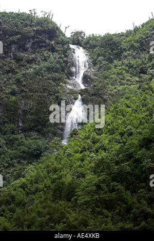 Cascade d'argent près de Sapa un resort populaire auprès des touristes pour la randonnée et de l'artisanat et des tribus du nord Vietnam Banque D'Images