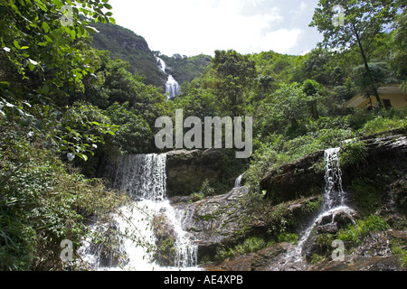 Cascade d'argent près de Sapa un resort populaire auprès des touristes pour la randonnée et de l'artisanat et des tribus du nord Vietnam Banque D'Images