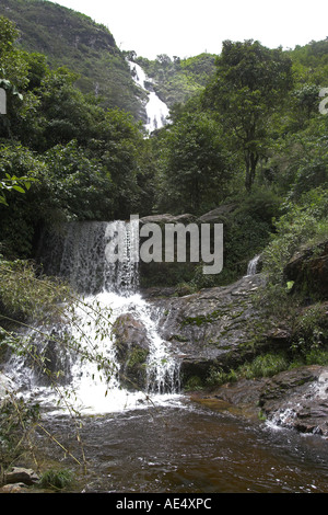 Près d'une cascade d'argent Sapa resort populaire auprès des touristes pour la randonnée et de l'artisanat et des tribus du nord Vietnam Banque D'Images