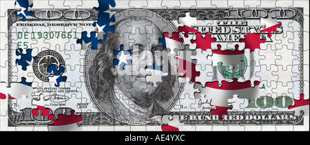 100 Dollar Bill comme un puzzle avec des pièces manquantes et drapeau américain en arrière-plan Banque D'Images