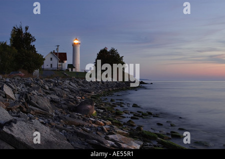 Tibbetts Point Lighthouse au crépuscule le lac Ontario près de cap Vincent New York Banque D'Images