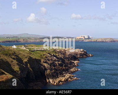 Côte nord petite Llanbadrig robuste et église Cemaes Bay. Anglesey au nord du Pays de Galles UK Banque D'Images