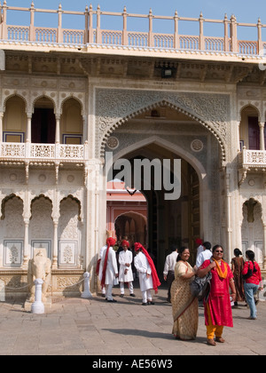 Ville de Jaipur Palace - Rajendra Pol gateway à la seconde cour. Le Rajasthan en Inde Asie Banque D'Images