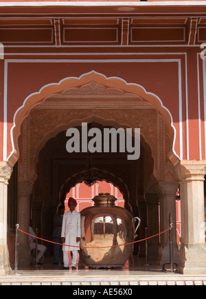 Ville de Jaipur Palace - Palace guard par l'un des plus grandes urnes d'argent par l'intermédiaire de porte dans Diwan I Khas Banque D'Images