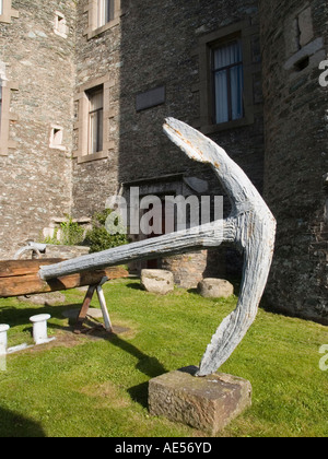 OLD ANCHOR (artéfacts) exposition de musée à l'extérieur du château du 12ème siècle. Kawazu 'Co Wexford' Eire Banque D'Images