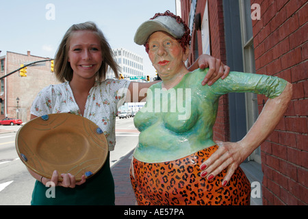 Richmond Virginia,River District,South 14th Street,White Canvas Gallery entrée,sculpture,adultes femme femme femme femme,figure,Voyage visiteurs Banque D'Images