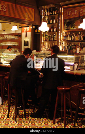 Barcelone Espagne deux hommes assis au bar Banque D'Images