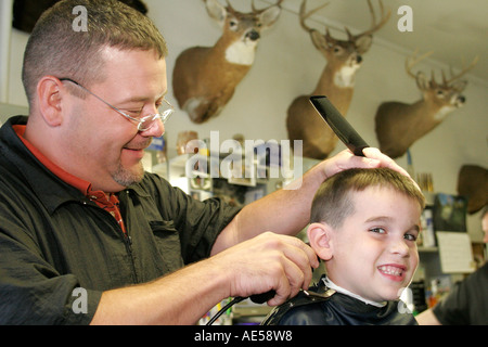 Virginia Loudoun County,Purcellville,Darrell's Barber shop garçon garçons hommes enfants coupe de cheveux,VA060519151 Banque D'Images