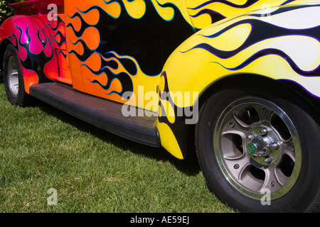 Des flammes colorées de peinture noire sur une camionnette Ford 1934 avec roues, projecteur avant, garde-boue, et l'exécution. Banque D'Images
