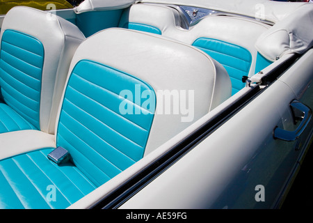 Sellerie cuir turquoise et blanche sur l'avant et à l'arrière à l'intérieur d'une Ford Mustang décapotable 1955 classic car. Banque D'Images