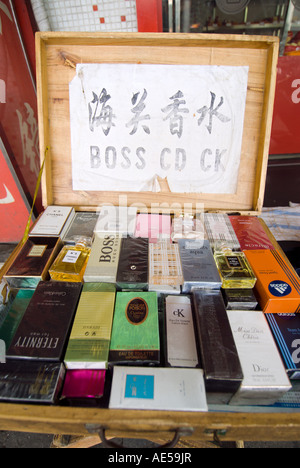 De nombreux types de fake designer parfums en vente sur Shanghai street 2007 Banque D'Images