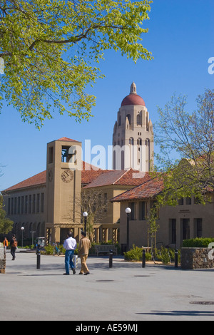 L'architecture de style espagnol de Hoover Tower et de l'école de l'éducation en s'appuyant sur le campus de l'Université de Stanford en Californie Banque D'Images