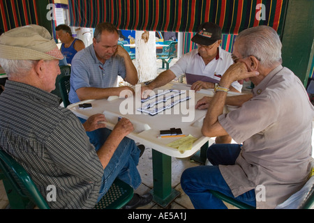 Quatre personnes âgées Hommes américains cubains jouer aux dominos au Domino Club à Maximo Gomez Park sur la Calle Ocho dans Little Havana Miami Banque D'Images