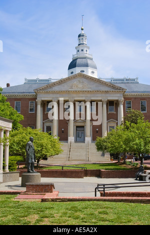 Le Maryland State Capitol building, à Annapolis avec statue de Thurgood Marshall, l'ancien juge de la cour suprême Banque D'Images